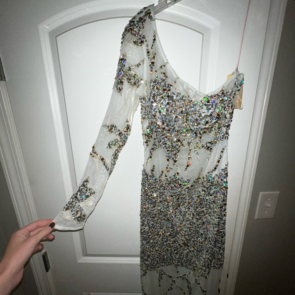 Gown - Picture 2 of 8